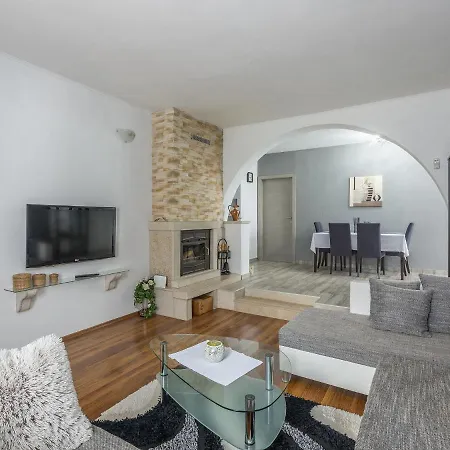 Apartment Stylish With Swimming Pool In *