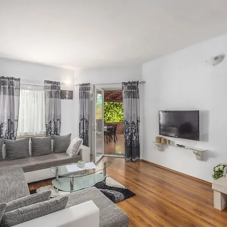 Stylish With Swimming Pool In Apartment Visnjan