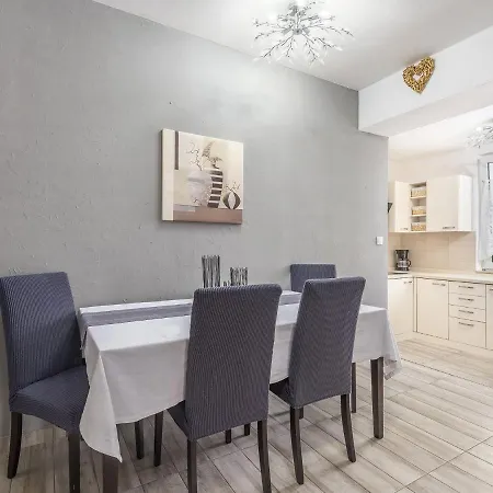 Stylish With Swimming Pool In Apartment